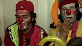 Rozśmieszając innych sami zapominają o swoim nieszczęściu. Grupa clownów, uchodźców z Iraku, dwa razy w tygodniu rozśmiesza syryjskie dzieci, które przychodzą ich podziwiać. (APTN)