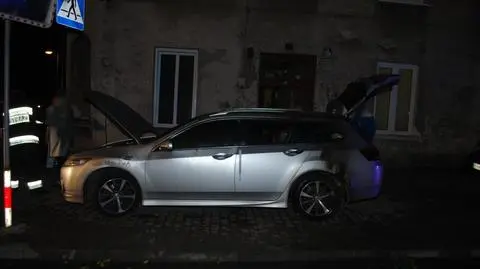 Spłonęły cztery samochody, policja zatrzymała dwóch podejrzanych