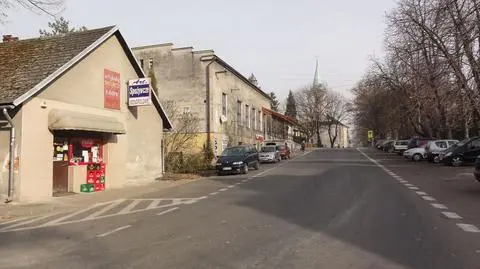 Niebieskie auto jeździ po wsi, kierowca nagabuje dziewczynki