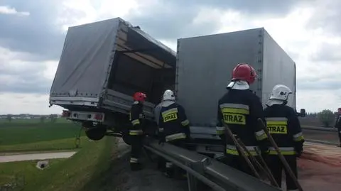 Dwa samochody dostawcze zatrzymały się na przydrożnych barierach