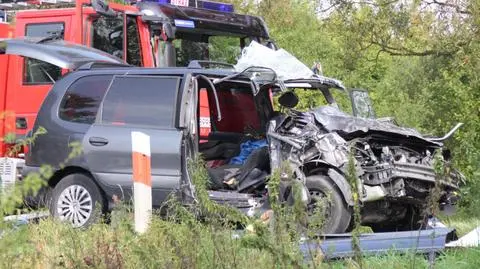 Renault zderzyło się ze śmieciarką. Jedna osoba nie żyje