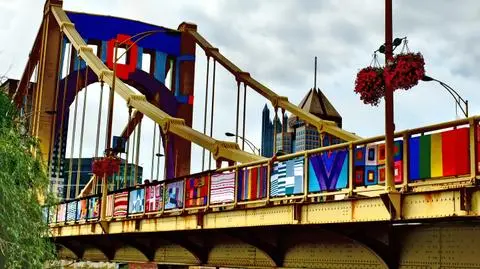 Ponad 1,8 tys. osób utkało "sweter" 
i ubrało most w Pittsburghu