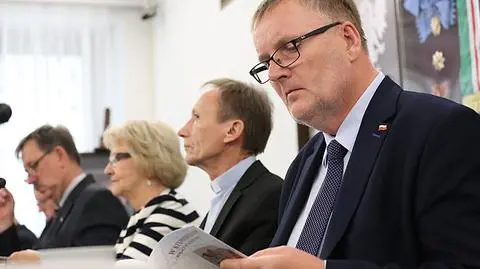 "Syf, kiła i mogiła", "ubeckie wdowy". Senator PiS Bonkowski szokuje