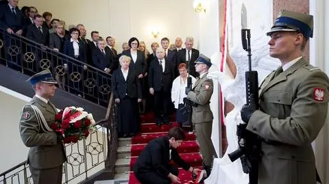 Tablicę odsłoniła premier Szydło