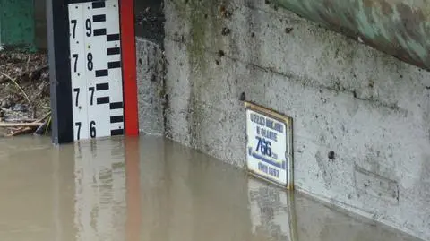 Przekroczone stany alarmowe. Wezbrały rzeki na Dolnym Śląsku