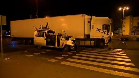 Bus zderzył się z ciężarówką