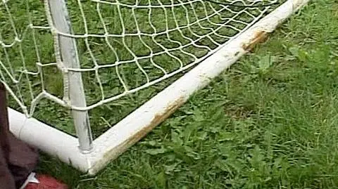 Przygniotła go bramka, przeszedł trepanację czaszki. Śledztwo umorzono