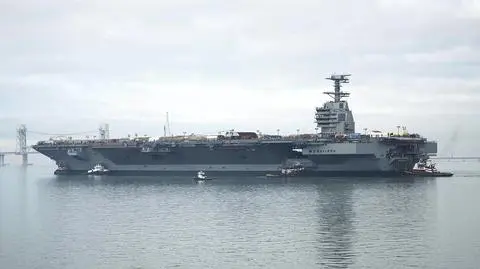 Załoga wprowadza się na lotniskowiec atomowy USS Gerald R. Ford