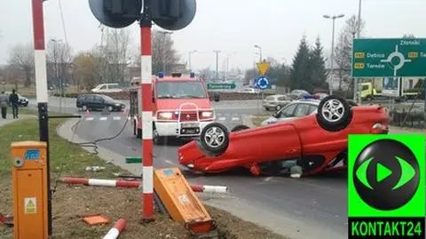 Pijany dachował na przejeździe