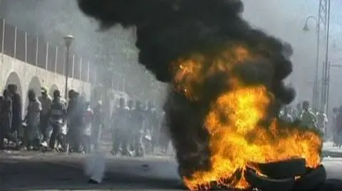 Coraz więcej ofiar zamieszek w Haiti. Po śmierci mężczyzny zastrzelonego podczas demonstracji, bilans ofiar protestów przeciwko podwyżkom cen żywności, sięgnął już pięciu. (APTN)