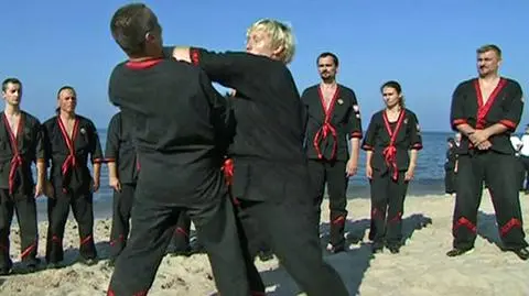 Kung-fu na plaży. "Inteligencja i technika wygrywają z brutalną siłą"