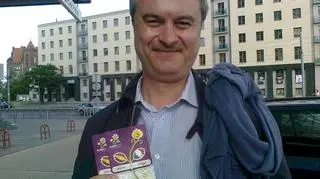 Piero Fama prezentuje bilety, które dostał od piłkarzy