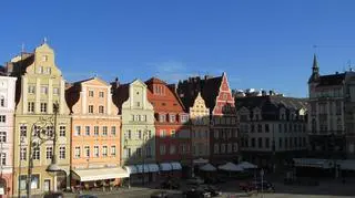Poranek we Wrocławiu bez chmur na niebie