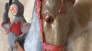 Rzeźba św. Jerzego w Estelli przeszła kontrowersyjną restaurację