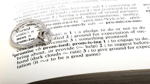 "Wyjdziesz za mnie?" Na dworcu