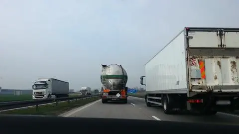 Tiry wyprzedzają się na autostradzie
