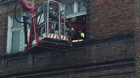 Kalisz: Strażacy uratowali bezdomnych uwięzionych w pustostanie