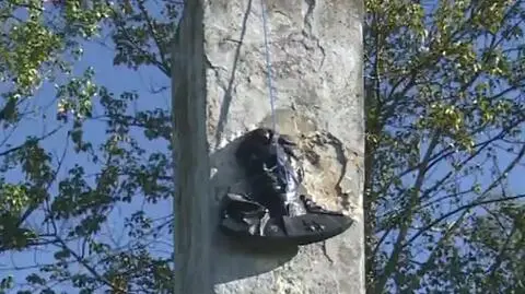 Pomnik radzieckiego generała zniknął z Pieniężna (relacja reportera TVN24 z września 2015 r