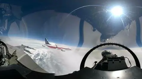 F-16 eskortują boeinga w barwach narodowych. Wideo 360 stopni