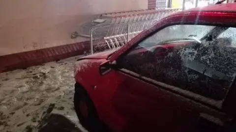 Wjechała w sklep w Domaszowicach. Nie miała prawa jazdy
