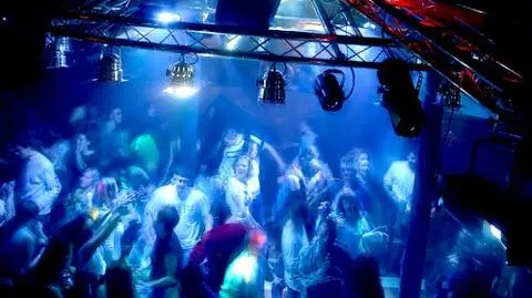 Młodzi coraz częściej zarabiają na clubbing