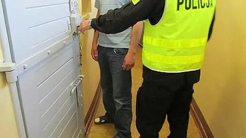 Policja: Pobili i wciągnęli do auta mężczyznę. Są zarzuty