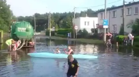 W Bydgoszczy pływali kajakiem po ulicy