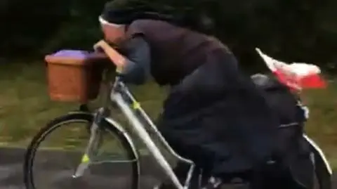 Pędząca zakonnica na rowerze. Najciekawsze wideo tygodnia w tvn24.pl