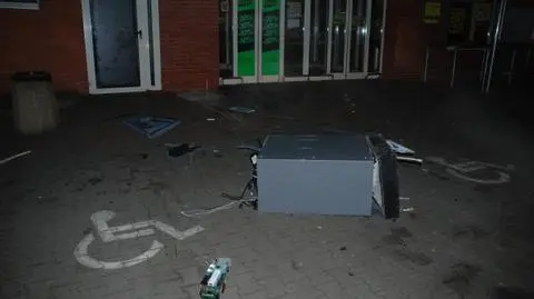 Chcieli ukraść bankomat. Wyrwali i odjechali