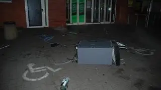Bankomat stał przed jednym z dyskontów