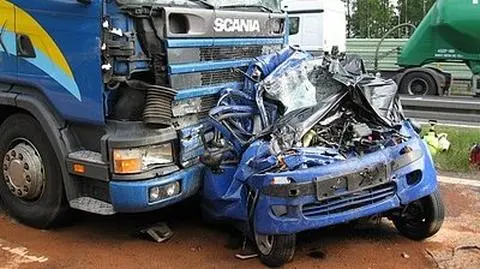Zasnął za kierownicą. Dwie osoby zginęły