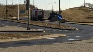Auto dachowało na węźle Armii Krajowej i Jabłoniowej