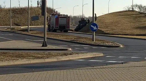 Gdańsk: Auto dachowało na węźle Armii Krajowej i Jabłoniowej