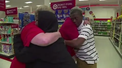 Gest pracownika amerykańskiego sklepu. Nastolatek dziękuje