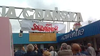 Nowy transparent nad bramą