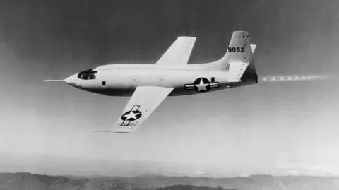 X-1 z Yeagerem za sterami chwilę po uruchomieniu silnika. W tym locie przełamał barierę dźwięku. Zdjęcie wykonał pilot myśliwca P-80, który podążał za X-1 tak długo jak mógł