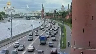 Trzy osoby ranne w strzelaninie w Moskwie. Kierowca otworzył ogień do przechodniów, bo ci zbyt wolno przekraczali jezdnię. Całe zdarzenie zarejestrowała kamera monitoringu. Zniecierpliwiony mężczyzna najpierw krzyczał do pieszych, by szybciej szli po pasach. Gdy go zignorowali - zaczął strzelać i odjechał. (APTN)