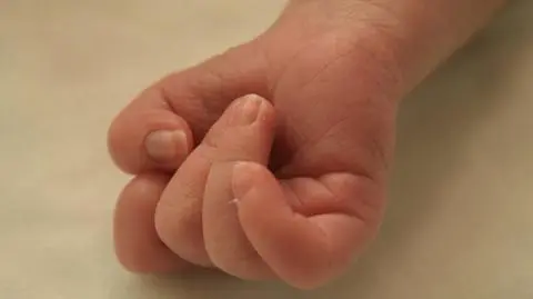 Porzuciła noworodka w wiadrze