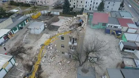 Poznań: znika kamienica na Dębcu. Wyburzanie potrwa do 9 kwietnia