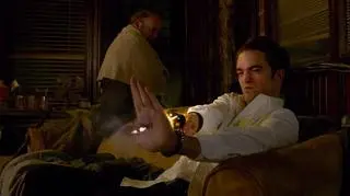 Jedną z mocniejszych scen "Cosmopolis" jest ta, gdy bohater przestrzela sobie dłoń