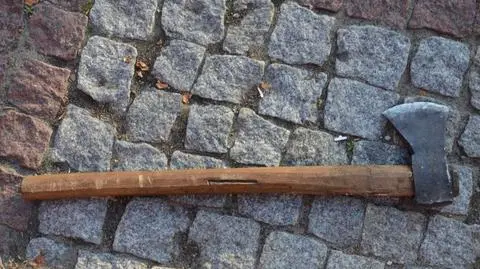 Z siekierą na ekspedientkę. Wybił okna sklepu, groził zabiciem