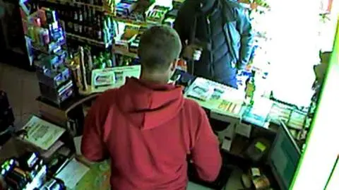 Zatankował, założył kominiarkę i ukradł pieniądze, alkohol i słodycze