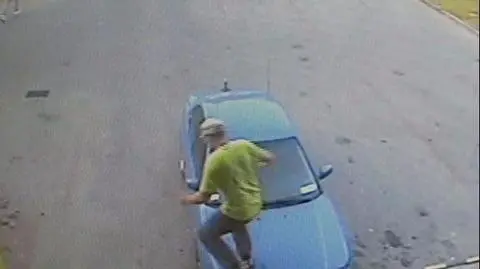 Skoczył na audi. 
Widziała to kamera