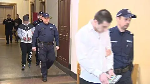 Czterech oskarżonych mężczyzn zostało doprowadzonych na salę sądową w kajdankach
