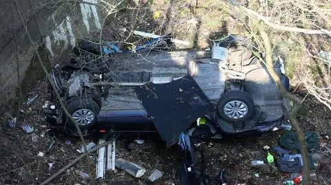 Wyprzedzał na zakrętach? Samochód runął ze skarpy. Kobieta zginęła