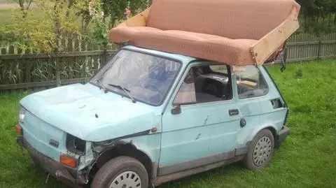 Maluch po tuningu. 
Czterech na dachu plus kierowca