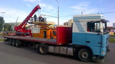 Tir z betonowymi płytami przewrócił się w Gdyni