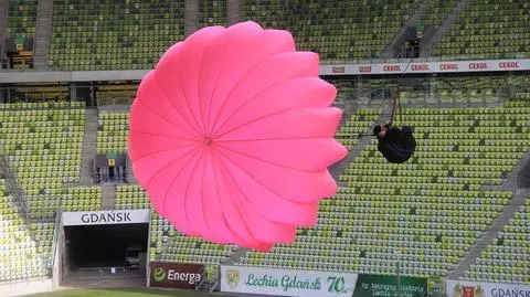 Paralotniarze nad murawą gdańskiego stadionu
