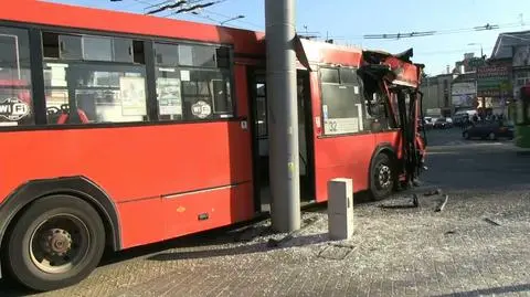 Lublin. Autobus uderzył w słup