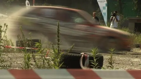 "Golf z napędem tachionowym" 
wystartował w wyścigu wraków